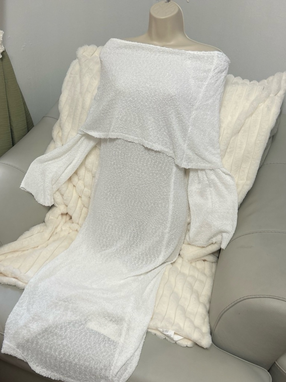 Off‑Shoulder White Lounge Maxi Robe
